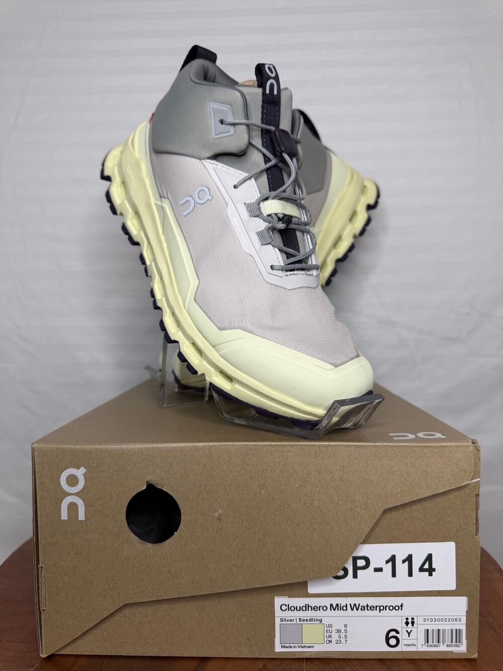 On Cloudhero Mid Waterproof Boots Youth 6 Silver Seedling Hiking Shoes NIB